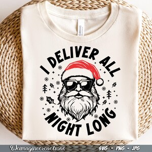 Puede incluir: Una camiseta blanca con un gr&aacute;fico en blanco y negro de Pap&aacute; Noel con el texto "I Deliver All Night Long".