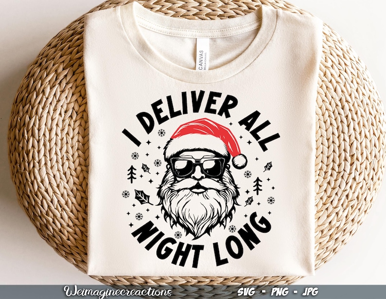 Puede incluir: Una camiseta blanca con un gr&aacute;fico en blanco y negro de Pap&aacute; Noel con el texto "I Deliver All Night Long".