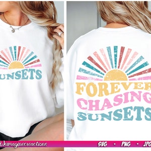 Könnte beinhalten: Ein weißes Sweatshirt mit einem abgenutzten Grafikdruck eines Sonnenuntergangs mit dem Text "FOREVER CHASING SUNSETS" in Rosa, Gelb und Blau.