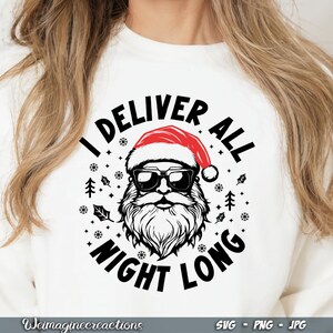 Puede incluir: Sudadera blanca con un gr&aacute;fico negro y rojo de Pap&aacute; Noel con gafas de sol y un gorro rojo. El gr&aacute;fico dice "I Deliver All Night Long" con copos de nieve y pinos alrededor del texto.