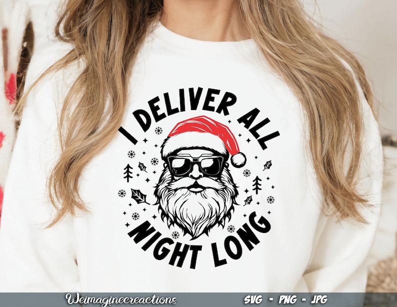 Puede incluir: Sudadera blanca con un gr&aacute;fico negro y rojo de Pap&aacute; Noel con gafas de sol y un gorro rojo. El gr&aacute;fico dice "I Deliver All Night Long" con copos de nieve y pinos alrededor del texto.