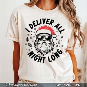 Puede incluir: Una camiseta blanca con un gr&aacute;fico negro y rojo de Pap&aacute; Noel con gafas de sol y un gorro de Pap&aacute; Noel. El texto "I Deliver All Night Long" rodea el gr&aacute;fico.