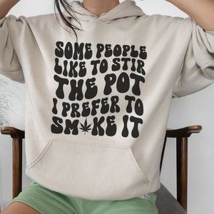 Vissa människor gillar att röra i grytan, jag föredrar att röka den, PNG Svg, Weed Svg Skärfil, Pot Svg, Weed Sublimation, Trending Svg