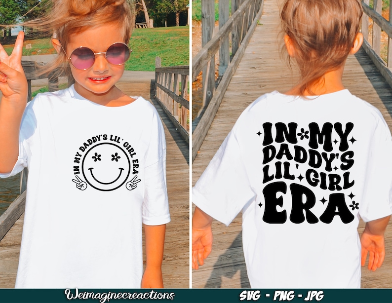 Peut inclure: T-shirt blanc avec un motif noir qui dit "In my Daddy's Lil' Girl Era" avec un smiley avec des fleurs pour les yeux sur le devant et le m&ecirc;me texte dans une police r&eacute;tro au dos.