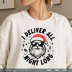 Puede incluir: Sudadera blanca con un gr&aacute;fico negro y rojo de Pap&aacute; Noel con gafas de sol y un gorro de Pap&aacute; Noel. El gr&aacute;fico est&aacute; rodeado de un c&iacute;rculo con el texto "I Deliver All Night Long".