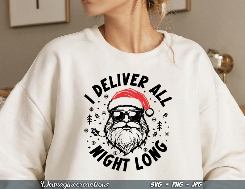 Puede incluir: Sudadera blanca con un gr&aacute;fico negro y rojo de Pap&aacute; Noel con gafas de sol y un gorro de Pap&aacute; Noel. El gr&aacute;fico est&aacute; rodeado de un c&iacute;rculo con el texto "I Deliver All Night Long".