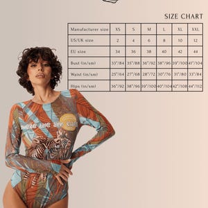 Puede incluir: Tabla de tallas para una camisa de manga larga con estampado de cebra y jungla colorido. La tabla muestra las medidas en pulgadas y cent&iacute;metros para las tallas XS a XXL.