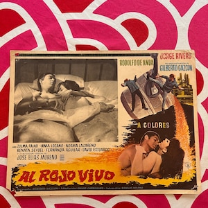 Può includere: Poster cinematografico vintage per "Al Rojo Vivo" con Rodolfo de Anda e Jorge Rivero. Il poster ha una tonalità seppia con immagini di attori e il titolo in testo grande e stilizzato. Lo sfondo è un vivace motivo rosa e bianco.