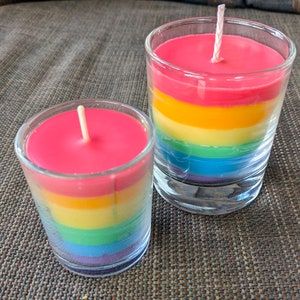Regenboogkaarsen in een glas van pure koolzaadwas - vegan