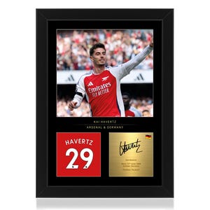Könnte beinhalten: Gerahmte Sportmemorabilien mit Kai Havertz von Arsenal und Deutschland. Der Rahmen enthält ein Foto des Spielers, eine Trikotgrafik mit der Nummer 29 und eine goldfarbene Plakette mit einer Unterschrift.