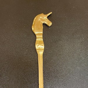 Vintage latón unicornio carta abridor latón sólido vintage oficina / escritorio decoración viejo, pesado 7 1/4 pulgadas carta abridor 3 dimensiones cabeza de unicornio
