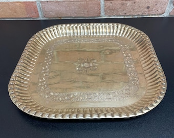 Bandeja de latón vintage con grabado floral y lados elevados Bandeja decorativa cuadrada para mesa de café con flores en el centro y diseño acanalado en los lados