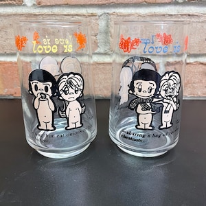 Love Is - Naked Couple drinkglazen - Set van 2 - Vintage Kim Casali-kunstwerk Kitschy Naked People servies en keukengerei gedateerd 1976