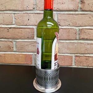 ヴィンテージシルバープレートワインボトルホルダーコースター。ワインやシャンパンボトルを保管できます。テーブルを結露から守ります。イギリス製。