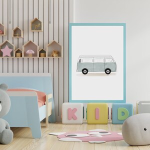 以下が含まれることがあります： 薄い青と白の子供部屋。青と白のベッド、灰色のぬいぐるみ、薄い青のバンが描かれた額縁付きの絵、カラフルなブロックで「KID」と綴られています。
