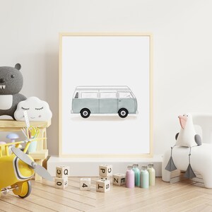 以下が含まれることがあります： 白い窓と車輪が付いた薄い青色のヴィンテージバンを描いた額縁付きのイラスト。イラストは白い背景に描かれており、木製の額縁で囲まれています。額縁は白い壁に置かれています。手前に様々な玩具とブロックがあります。