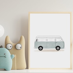 以下が含まれることがあります： 白い背景に、手描きで描かれたライトブルーとホワイトのヴィンテージバンが描かれた額装されたプリントです。