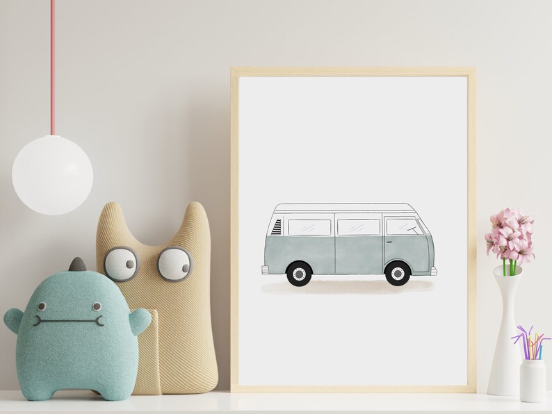 以下が含まれることがあります： 白い背景に、手描きで描かれたライトブルーとホワイトのヴィンテージバンが描かれた額装されたプリントです。