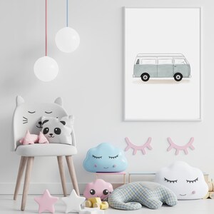 以下が含まれることがあります： 白の屋根と黒い車輪が付いた薄い青色の玩具バン。バンは白い額縁が付いた白いポスターの上にあります。ポスターは白い壁に掛けられています。また、ピンクと青の玩具の雲、パンダの枕が付いた灰色の椅子、床にピンクの星があります。