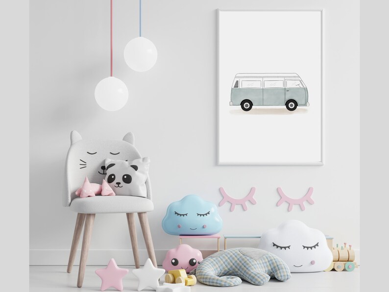以下が含まれることがあります： 白の屋根と黒い車輪が付いた薄い青色の玩具バン。バンは白い額縁が付いた白いポスターの上にあります。ポスターは白い壁に掛けられています。また、ピンクと青の玩具の雲、パンダの枕が付いた灰色の椅子、床にピンクの星があります。