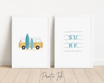 Puede incluir: Dos impresiones enmarcadas con temática de playa. La primera impresión presenta una camioneta vintage amarilla con tres tablas de surf azules. La segunda impresión tiene la palabra "SURF" en letras azules sobre un fondo de líneas onduladas azul claro.