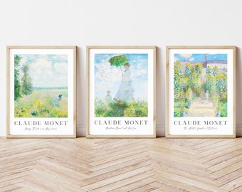 Puede incluir: Tres impresiones de arte enmarcadas con pinturas de Claude Monet. La primera impresión muestra un campo de flores con un cielo azul y nubes blancas. La segunda impresión muestra a una mujer con un paraguas caminando por un campo. La tercera impresión muestra un jardín con girasoles y un camino que conduce a una casa.