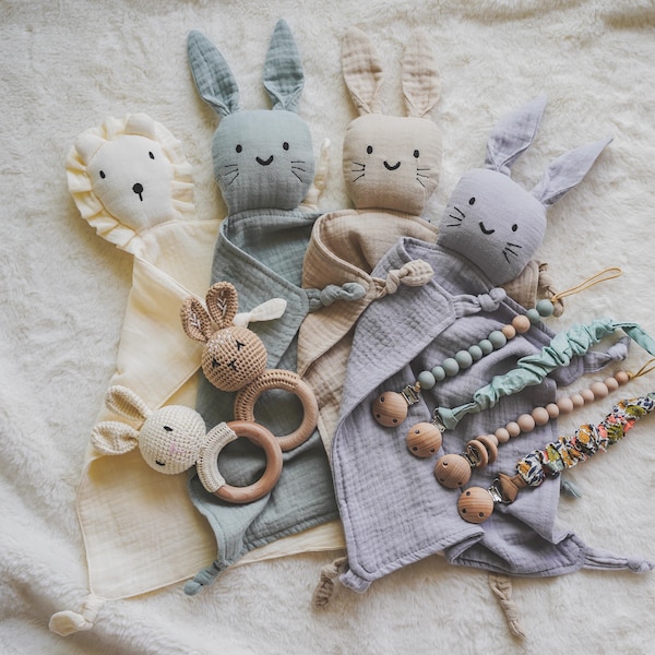Baby 3er Geschenk Set Musselin Hase Schnuffeltuch mit gehäkeltem Greifring aus Holz und Schnullerkette als Geschenk