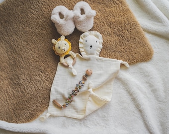 XXL-SET! Baby Geschenk Set Musselin Hase Schnuffeltuch mit gehäkeltem Greifring aus Holz und Schnullerkette und Schuhe in Beige und Creme