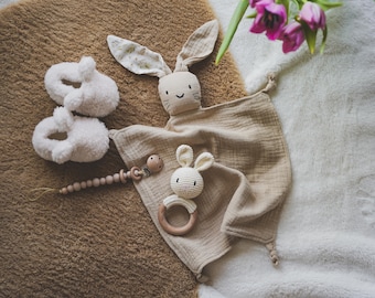 XXL-SET! Baby Geschenk Set Musselin Hase Schnuffeltuch mit gehäkeltem Greifring aus Holz und Schnullerkette und Schuhe in Beige und Creme