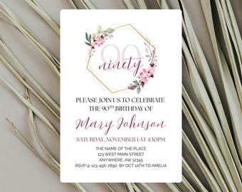 Puede incluir: Una tarjeta de invitación blanca con la palabra "ninety" en un diseño floral. La tarjeta incluye el texto "Por favor, únete a nosotros para celebrar el 90 cumpleaños de Mary Johnson" y los detalles del evento. La tarjeta está rodeada de plantas secas.
