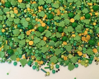 St. Patrick's Day Cake Decorations. Shamrock Cupcake Sprinkle Mix. Green, Gold and Black Edible Irish Cookie & Cakesicle Toppers. 50g.