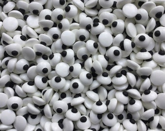 Edible Eyes Cake Decorations. Halloween White Black 3D Eyeball Cupcake Toppers. Monster Birthday Themed Bakes. Christmas Reindeer Cookies.