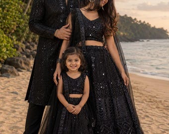 Könnte beinhalten: Ein schwarzer Kurta mit aufwendiger Stickerei und Spiegelarbeit, ein schwarzes Lehenga-Choli-Set mit passender Stickerei und Spiegelverzierungen sowie ein kleineres passendes schwarzes Lehenga-Choli-Set, alle mit transparenten schwarzen Dupattas.