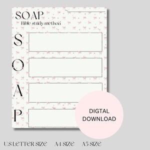 Könnte beinhalten: Ein druckbares SOAP-Arbeitsblatt zur Bibelstudienmethode. Das Design zeigt einen hellcremefarbenen Hintergrund mit einem Muster aus rosa Schleifen. Das Wort "SOAP" steht oben, mit Platz für Notizen. Ein rosa Kreis sagt "DIGITALER DOWNLOAD".