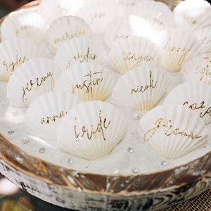 Tarjetas de lugar con conchas de vieira para boda/tarjetas de nombre para boda/boda en la playa/recuerdos de boda personalizados/boda de destino/plano de asientos