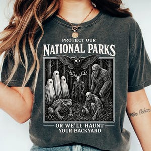 Camiseta de protección de críptidos de parques nacionales, camiseta de terror folclórico con colores cómodos, regalo para acampar con temática paranormal