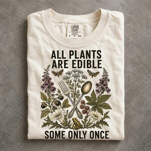 Camiseta "Todas las plantas son comestibles", camiseta de colores botánicos oscuros y cómodos, regalo divertido para recolectores.