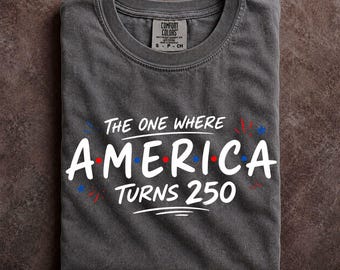 Camiseta Comfort Colors America Turns 250 estilo Friends USA Semiquincentenario 2026 Camiseta gráfica patriótica