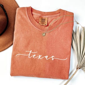 Camiseta Comfort Colors Texas Script: estilo sureño occidental