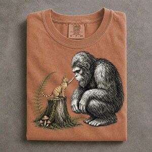 Camiseta de gato Sasquatch, camiseta Gentle Cryptid Comfort Colors, regalo divertido para amantes de los gatos