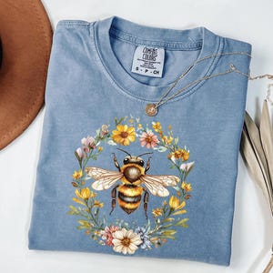 Bee Shirt with Wildflowers Graphic, Nature Lover Gift, Comfort Colors Garden Shirt, Cute Bee Tee, Gift for Mom, Earthy T-Shirt for Women