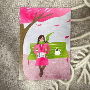 Postal "El placer de leer en el parque" | Ilustración acogedora Otoño y café | Regalo amante de los libros | Saludo de otoño | A6 Sostenible | moderno