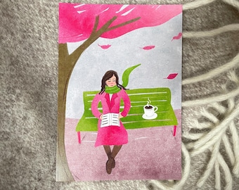 Carte postale "La joie de lire dans le parc" | Illustration Cosy Automne & Café | Cadeau d’amateur de livres | Salutation d’automne | A6 Durable | moderne