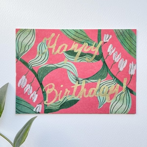 Cartão de aniversário “Feliz Aniversário” | Flores estilo aquarela | Design Botânico | postal ecológico A6 | Visual vermelho e dourado