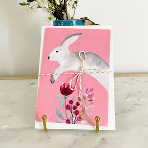 Biglietti di Pasqua Biglietto pieghevole “Bunny hop” A6 | Motivo con illustrazione ad acquerello dipinto a mano | Fiori e coniglietto | Sostenibile e di alta qualità | Saluto pasquale