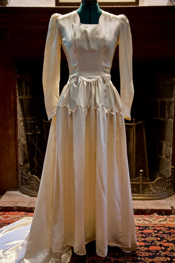 Vintage 1940's long sleeve Satin Wedding Gown - image 3