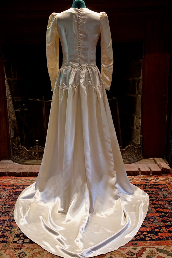 Vintage 1940's long sleeve Satin Wedding Gown - image 4