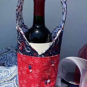 Blaue Stofftasche mit Luftschlangen, roter Tasche und dekorativen Knöpfen
