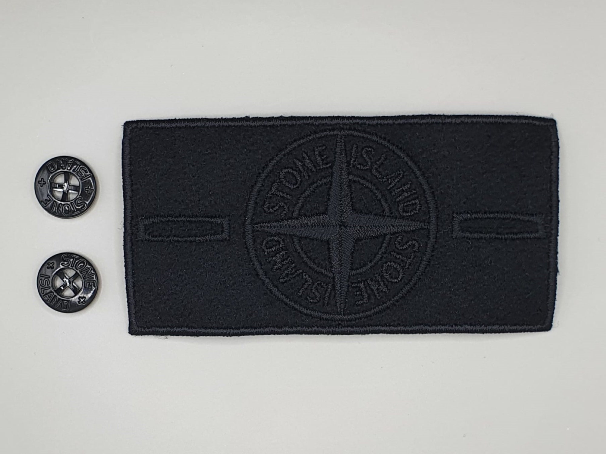 Что означает патч stone. Stone Island Ghost Patch. Stone Island Ghost патч. Чёрный патч Stone Island. Патч Ghost piece.