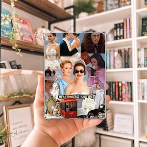 Può includere: Custodia trasparente per telefono con un collage di immagini del film "Pretty Princess". Il design include immagini dei personaggi principali, un tram rosso e il testo "ME? A PRINCESS?.. SHUT UP!"